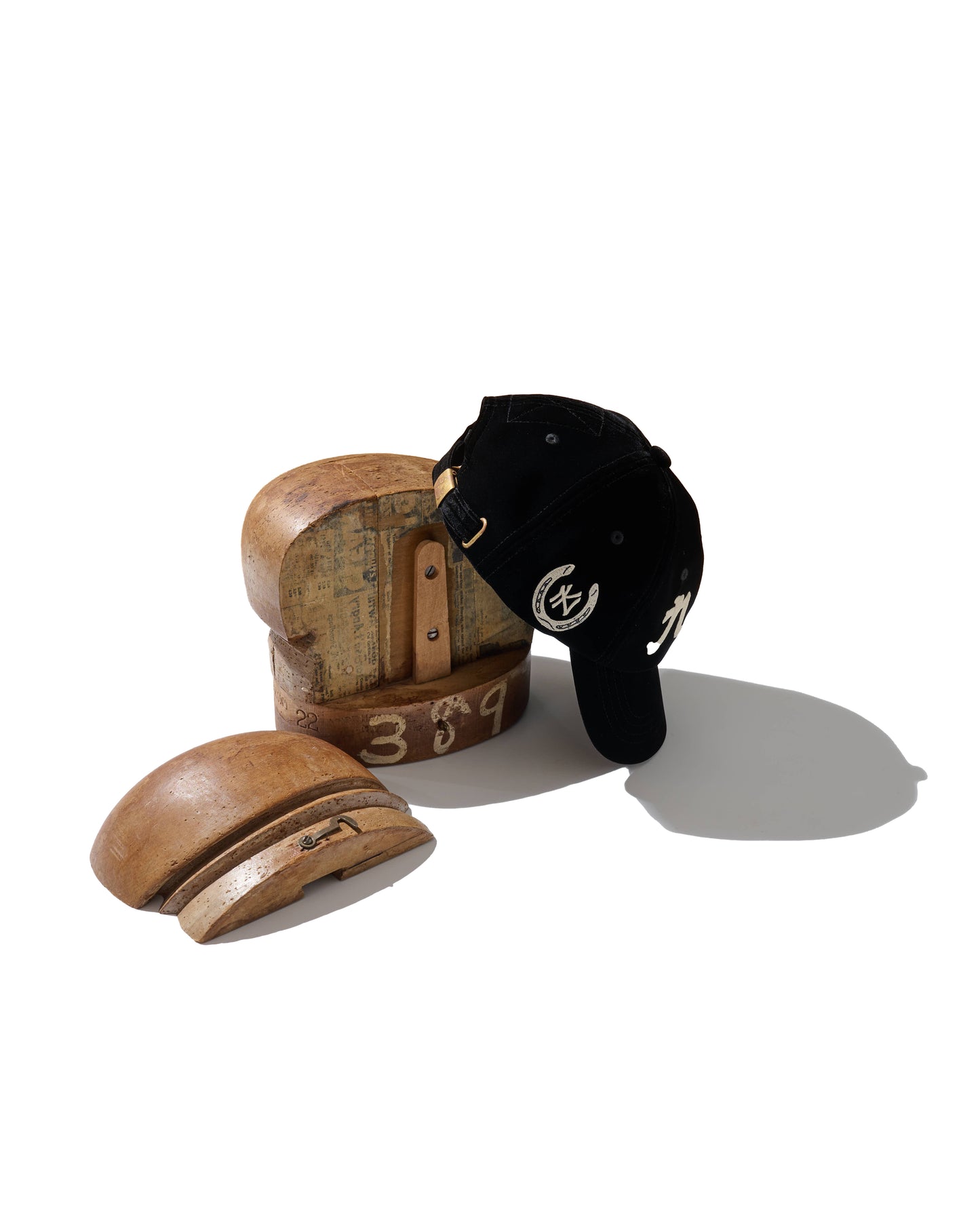 EMBROIDERY VELVET “KOWLOON” CAP / BLACK