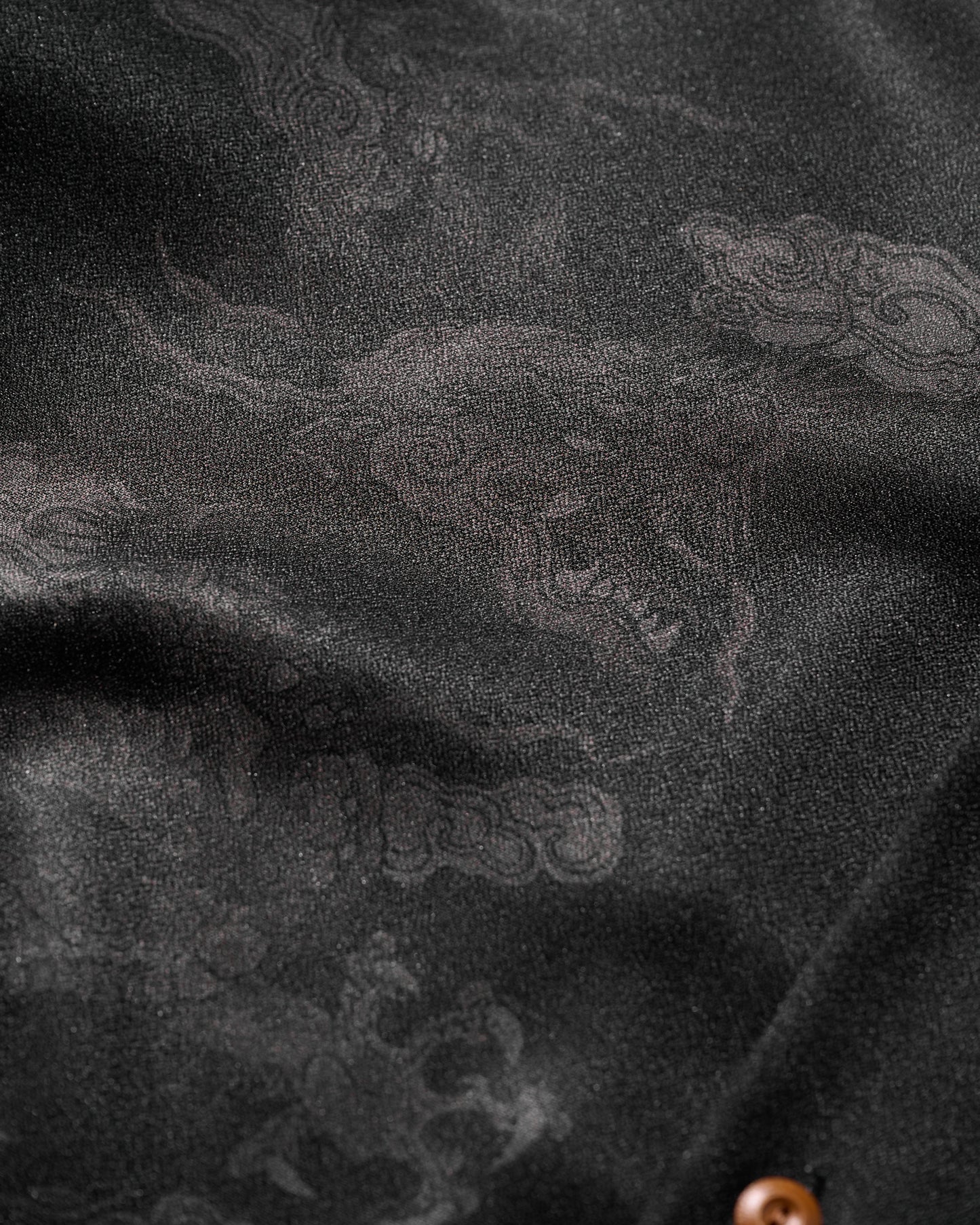 DOUBLE DRAGON OVERPRINT CREPE SHIRT / MONO BLACK