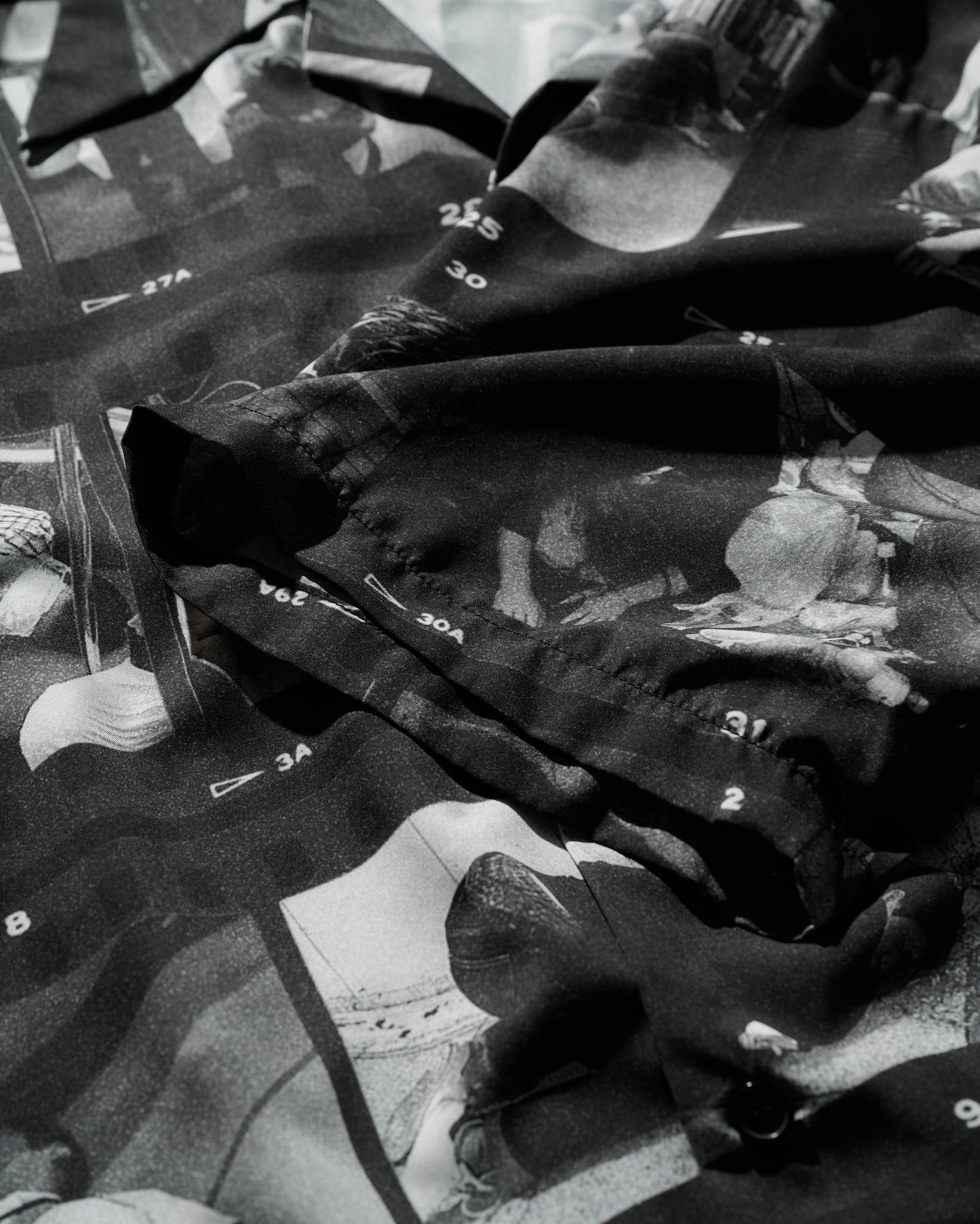 SHIBUYA MELTDOWN PHOTOPRINT SHIRT / BLACK & WHITE
