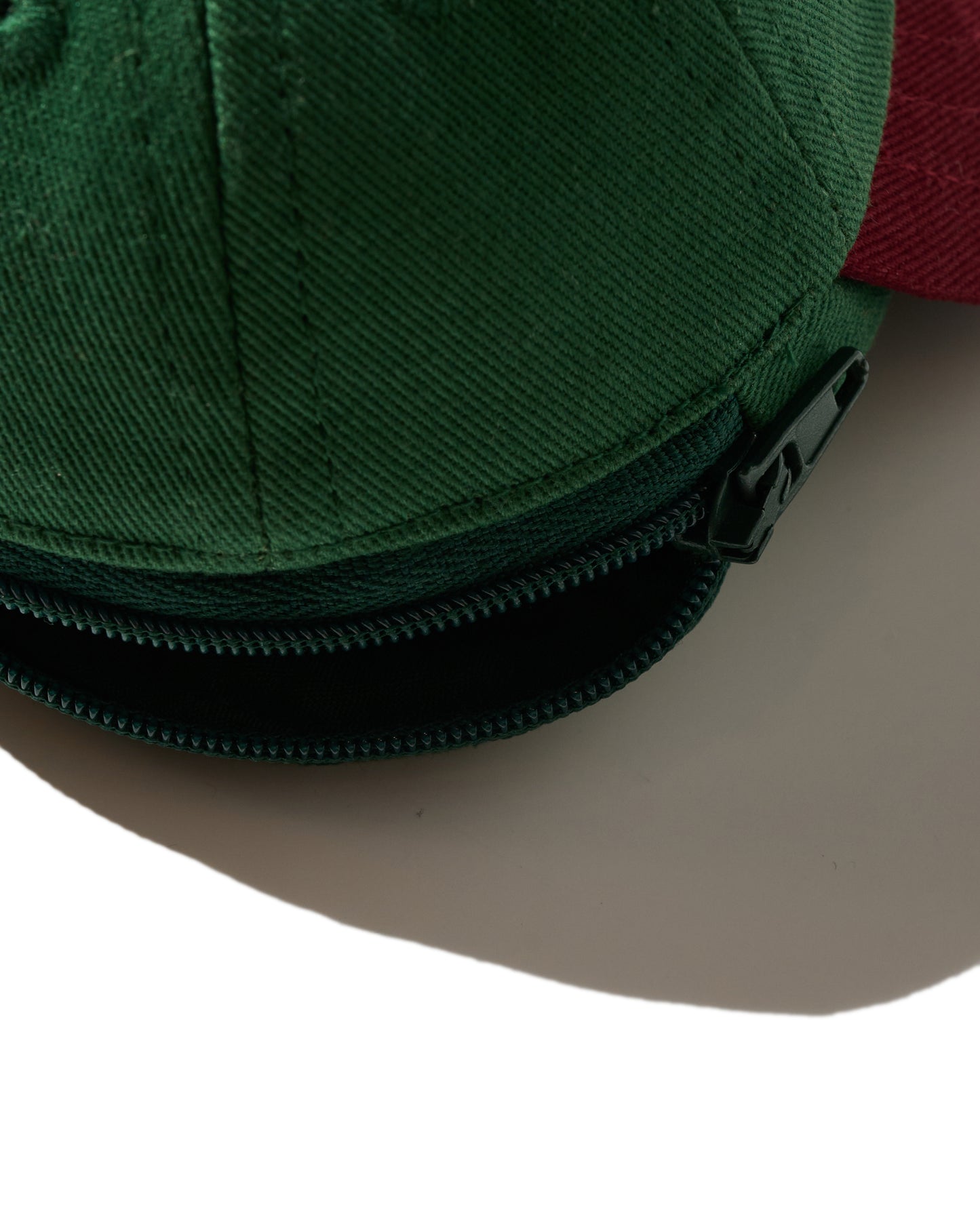 EMBROIDERY "KOWLOON CITY" MINI CAP POUCH / RED & GREEN