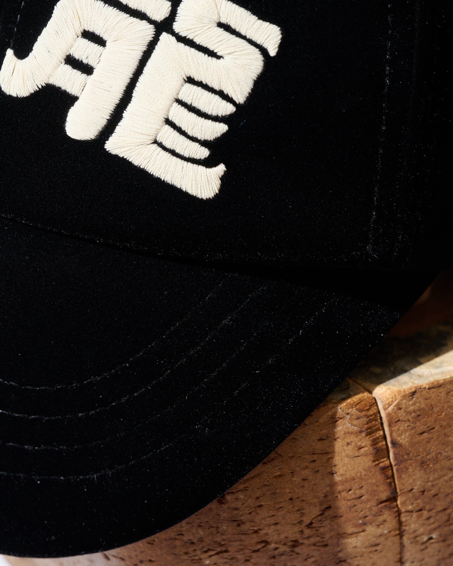 EMBROIDERY VELVET “KOWLOON” CAP / BLACK