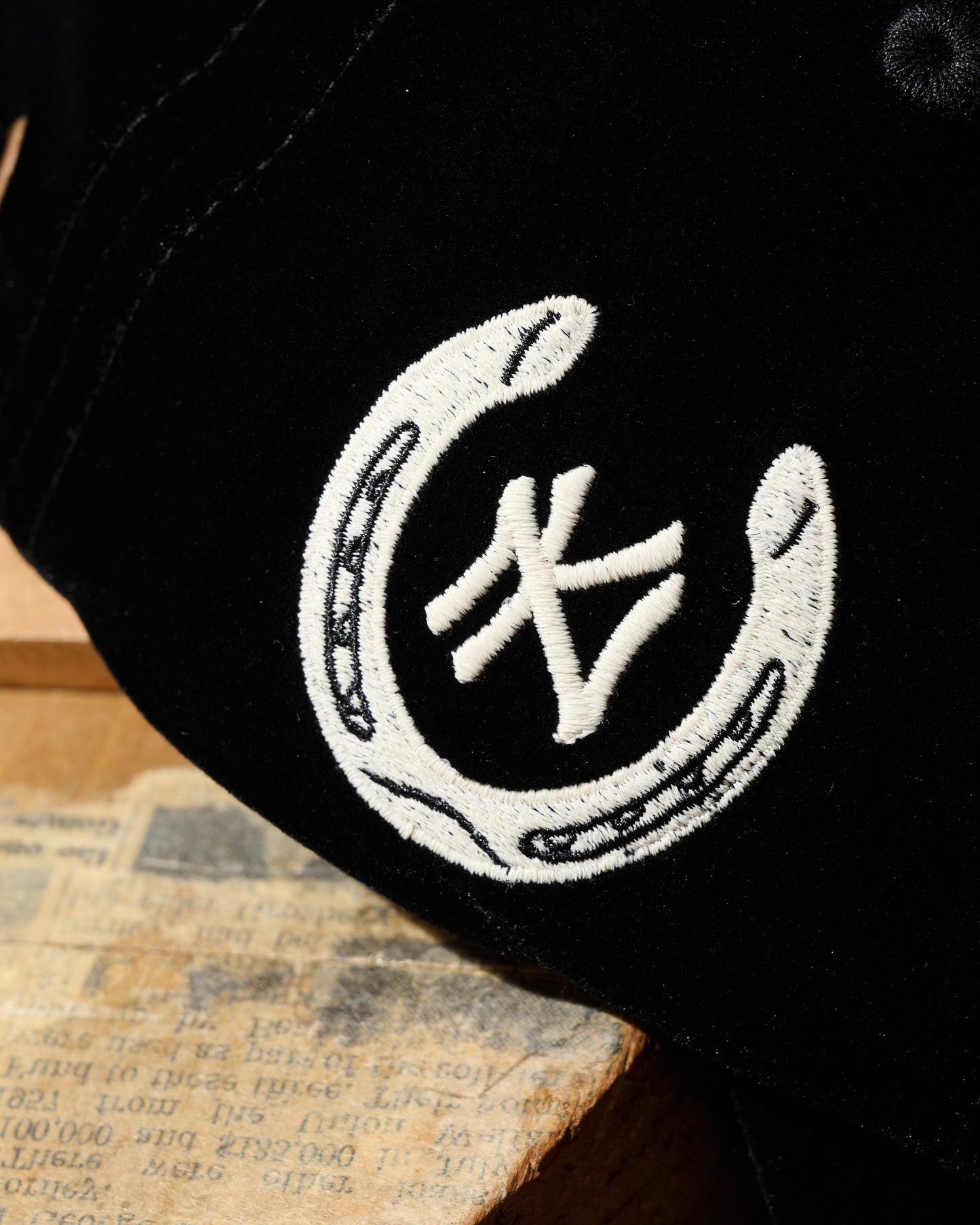 EMBROIDERY VELVET “KOWLOON” CAP / BLACK