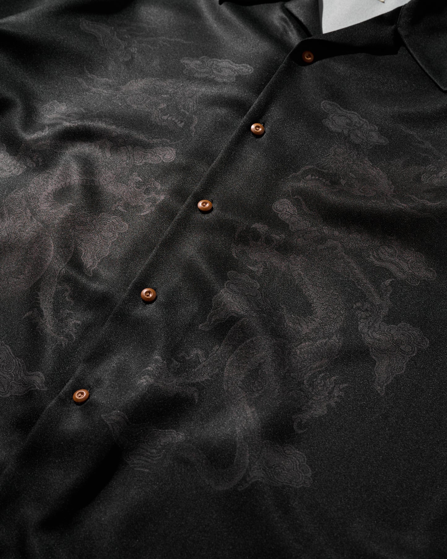 DOUBLE DRAGON OVERPRINT CREPE SHIRT / MONO BLACK