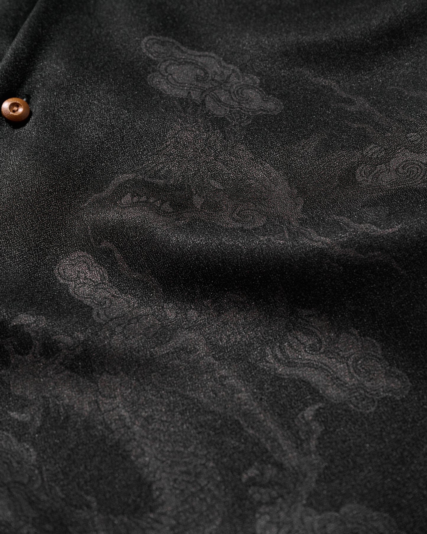 DOUBLE DRAGON OVERPRINT CREPE SHIRT / MONO BLACK