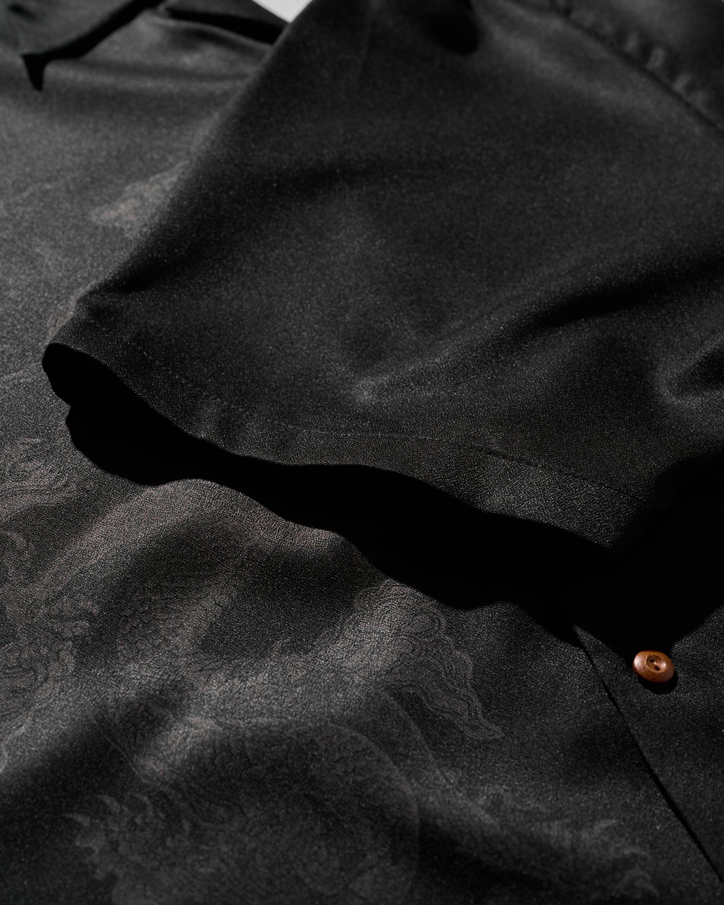 DOUBLE DRAGON OVERPRINT CREPE SHIRT / MONO BLACK