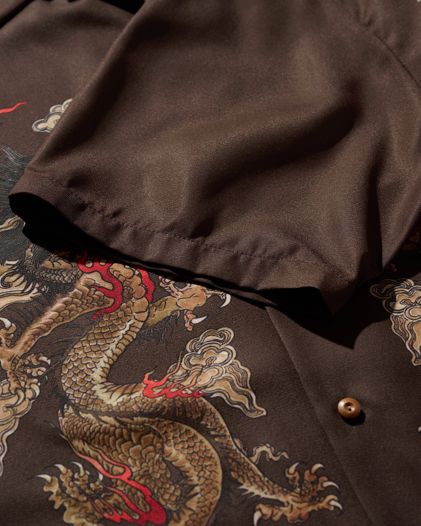 DOUBLE DRAGON OVERPRINT CREPE SHIRT / BROWN