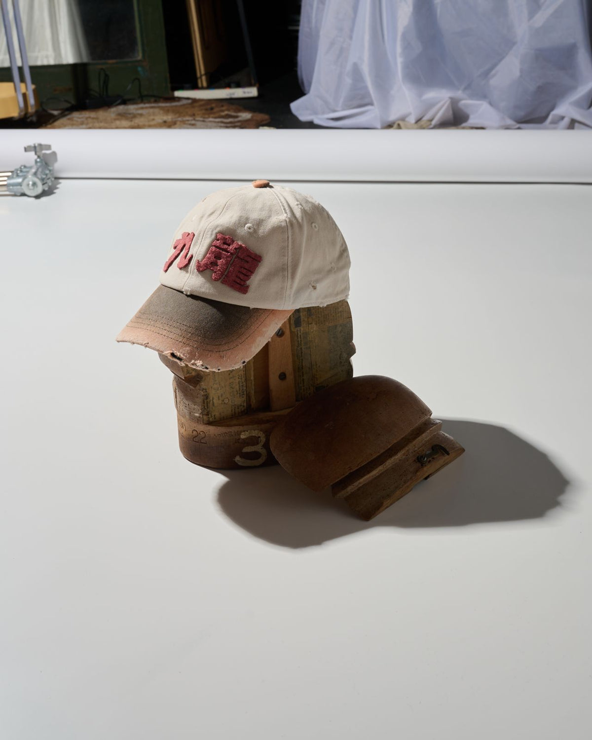 SUN FADED DISTRESSED “KOWLOON” TWO TONE CAP / BEIGE & GREY